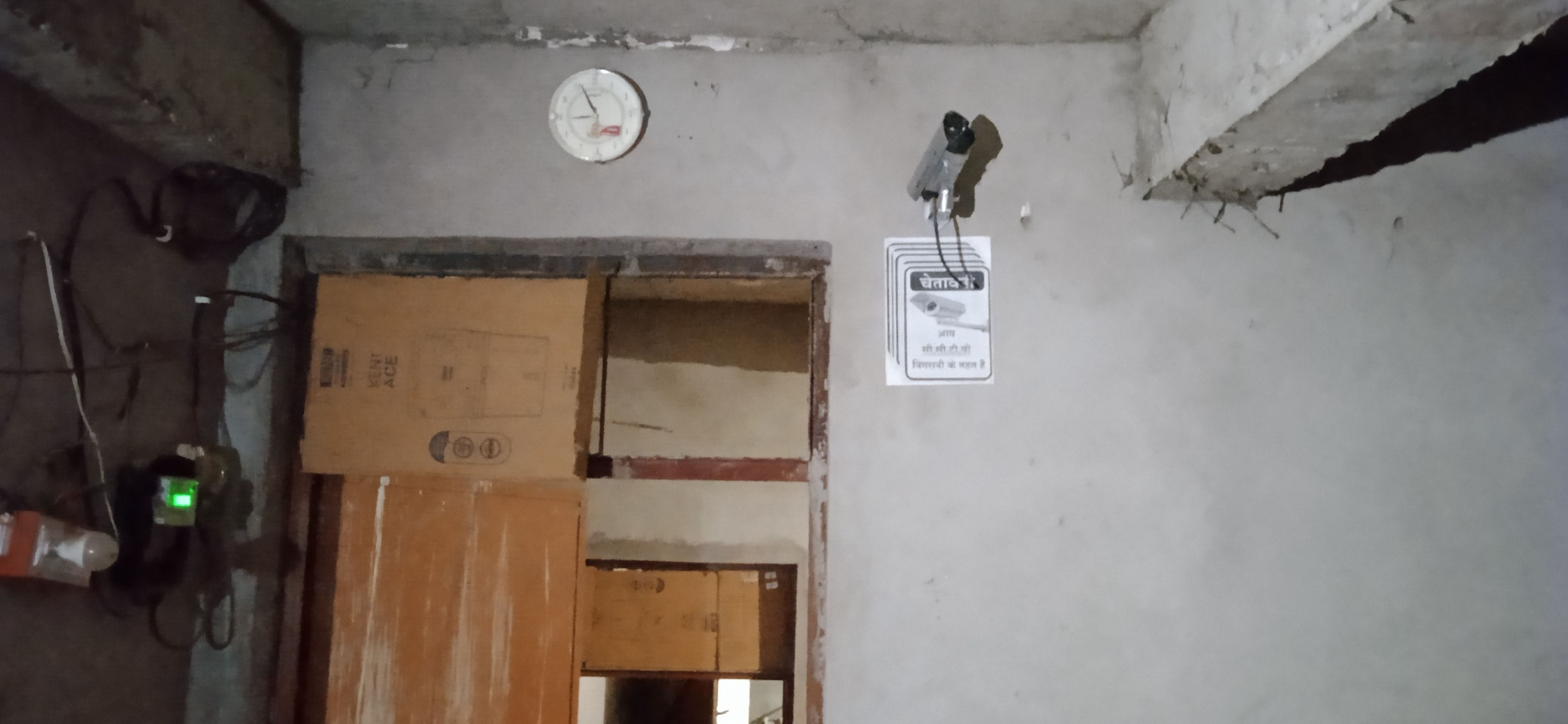 कटे पड़े कैमरे के तार। संवाद कटे पड़े कैमरे के तार। संवाद