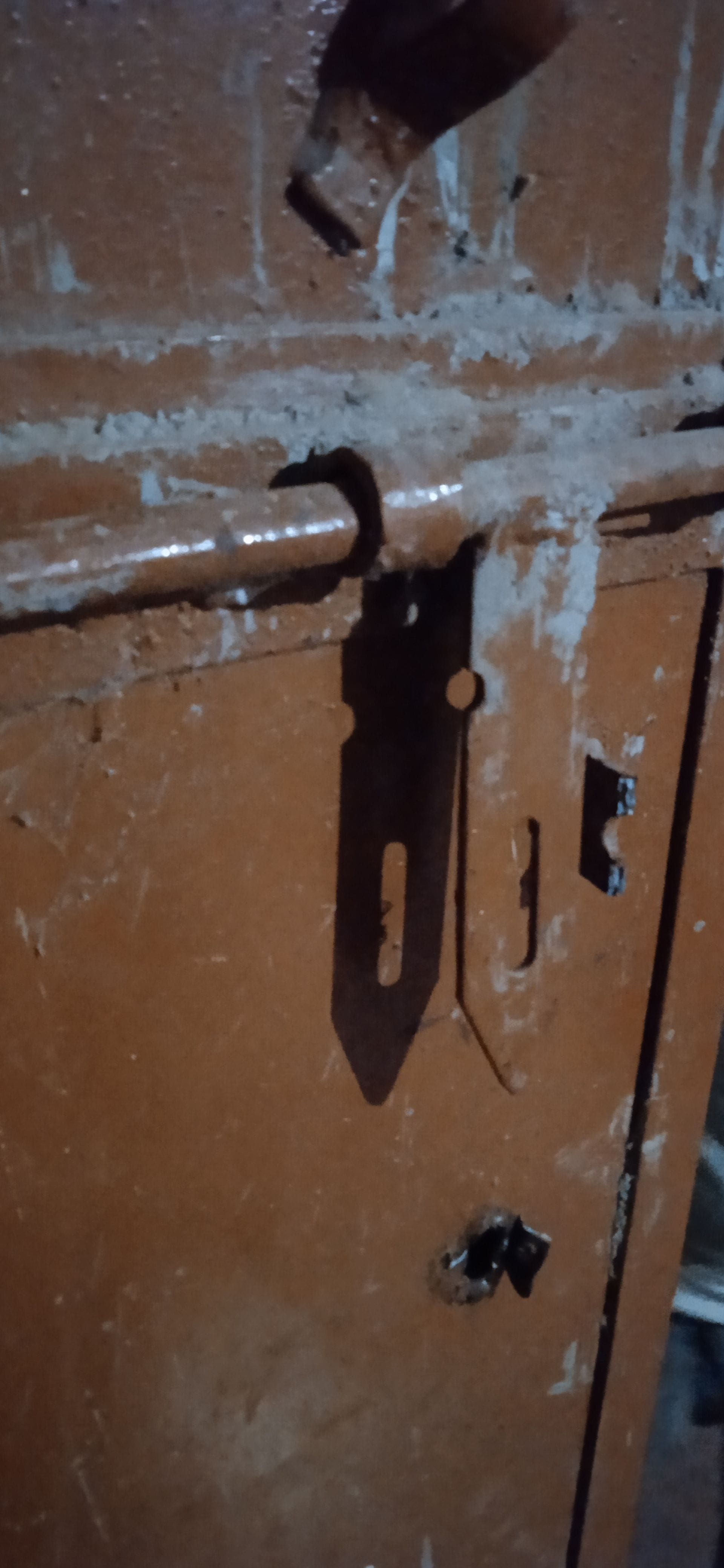 कटर से काटा गया गेट का कुंडा। संवाद कटर से काटा गया गेट का कुंडा। संवाद