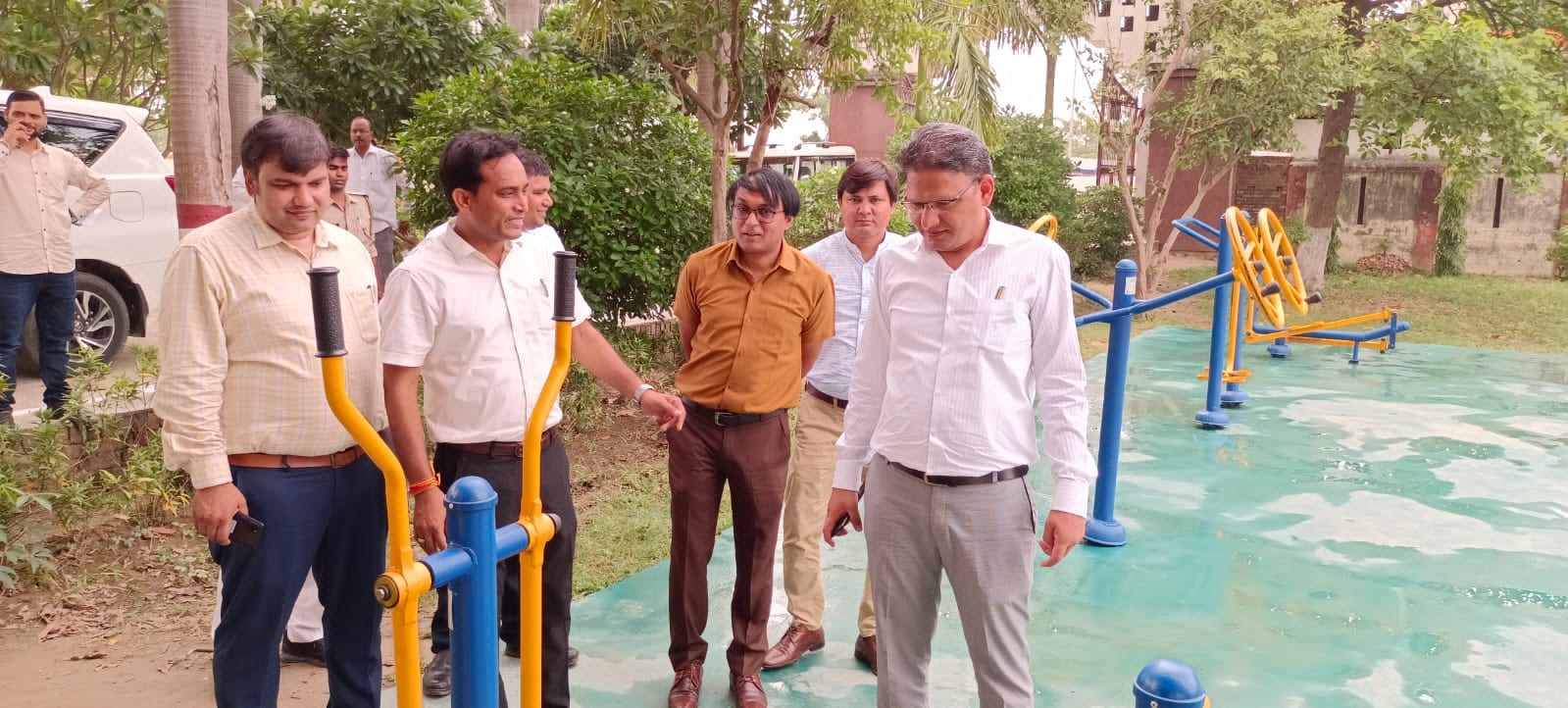 नगर के रोज गार्डन में बने ओपेन जीम का निरीक्षण करते मंडल के नोडल अधिकारी अमित सिंह बंसल।संवाद