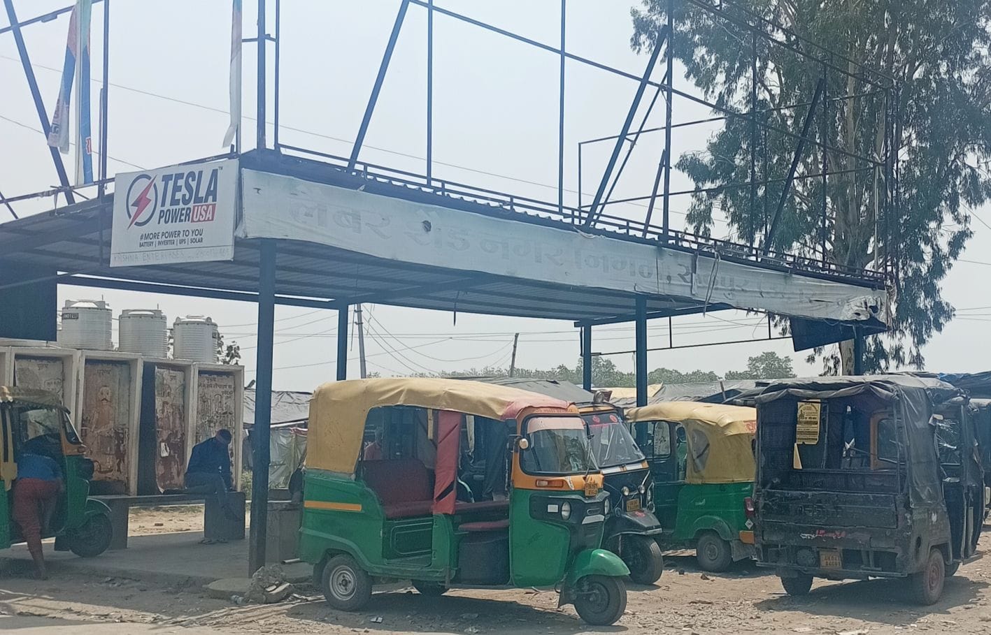 रुद्रपुर में लेबर चौक के शेड के नीचे खड़े टेम्पो।