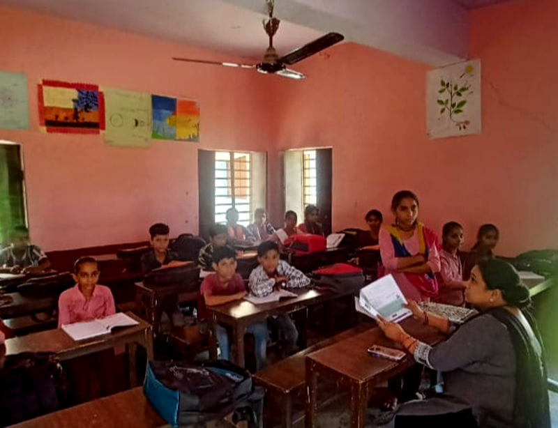सांगाठेड़ा उच्च प्राथमिक विद्यालय में बंद पडे पंखे