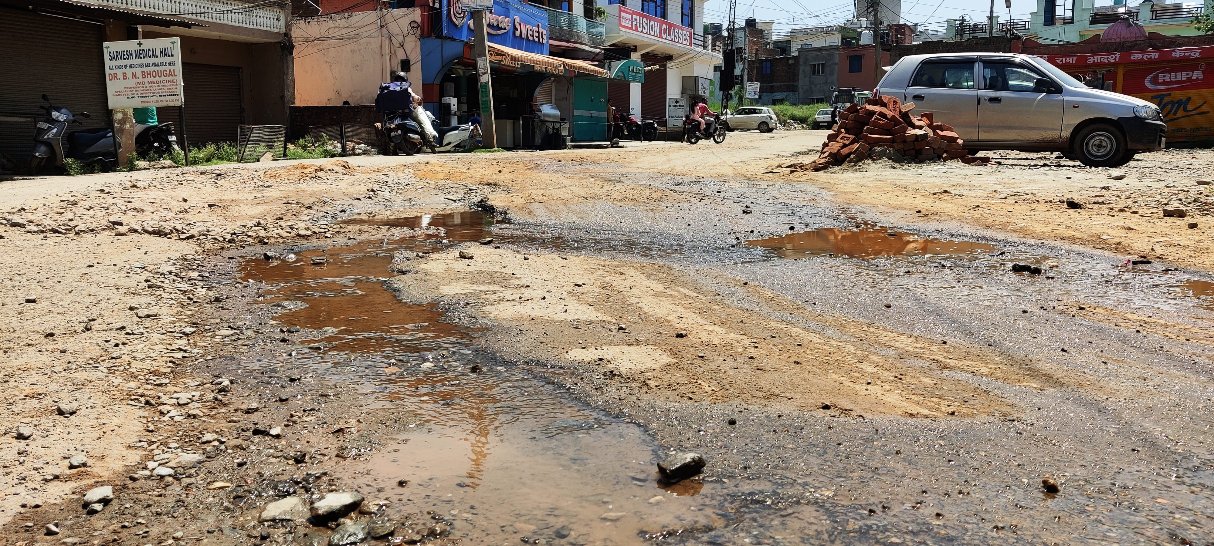 उधमपुर: आदर्श कॉलोनी में कई जगह पर रोड पर लीकेज होता पानी. उधमपुर: आदर्श कॉलोनी में कई जगह पर रोड पर लीकेज होता पानी.