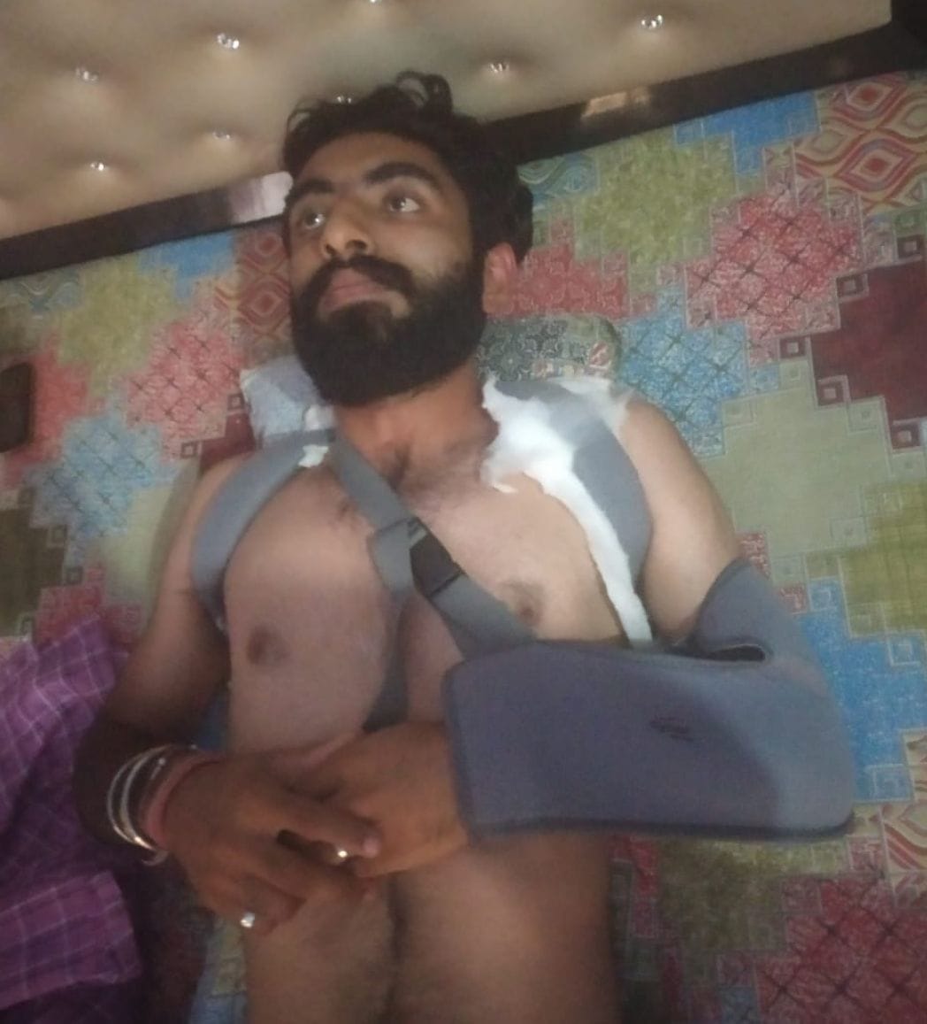 06-कैथल। खुराना रोड पर गोवंश की चपेट में आने से घायल हुआ युवक। 06-कैथल। खुराना रोड पर गोवंश की चपेट में आने से घायल हुआ युवक।