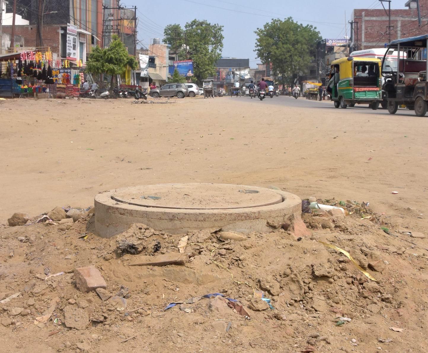 अंबाला रोड कावड़ मार्ग कच्ची सड़क पर सीविर के मैनहोल अंबाला रोड कावड़ मार्ग कच्ची सड़क पर सीविर के मैनहोल