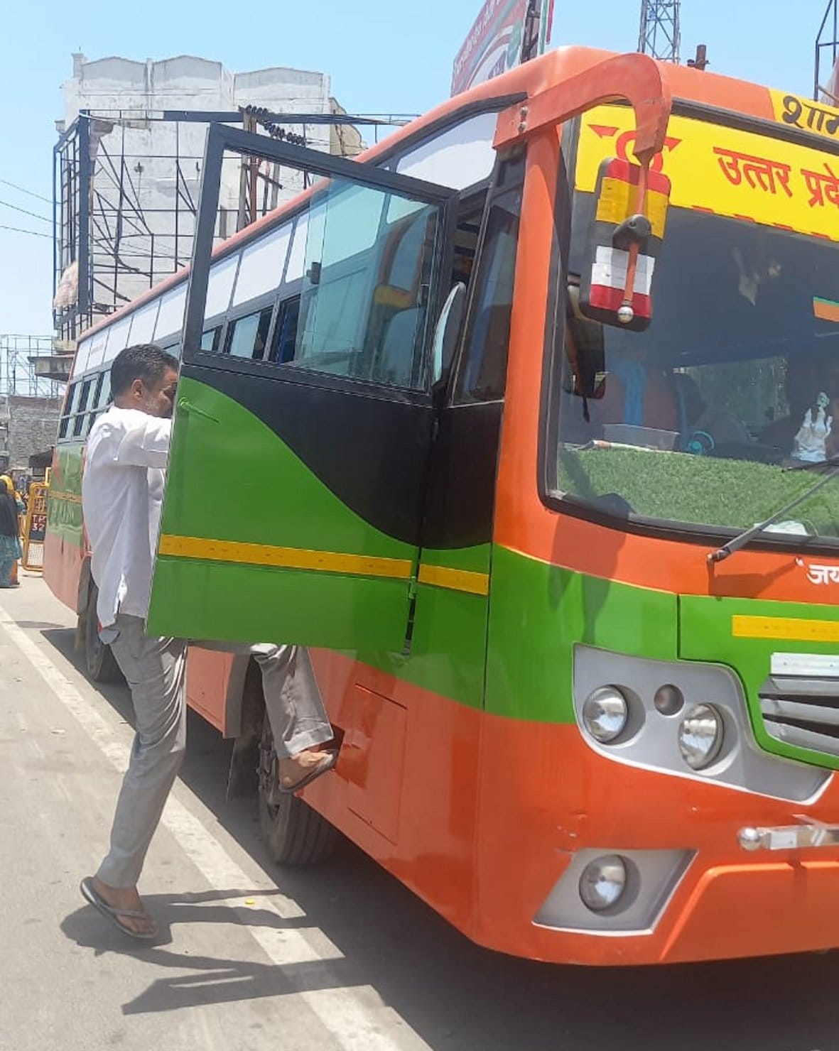 बागपत के दिल्ली रोड पर चप्पल पहनकर रोडवेज बस चलाने जाता चालक बागपत के दिल्ली रोड पर चप्पल पहनकर रोडवेज बस चलाने जाता चालक