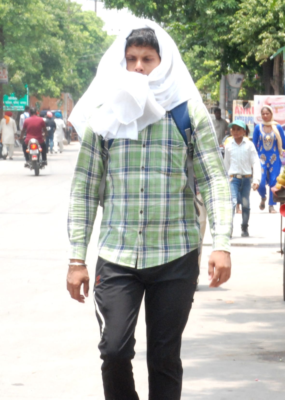 बागपत कोर्ट रोड पर धूप के बीच गुजरता युवक बागपत कोर्ट रोड पर धूप के बीच गुजरता युवक