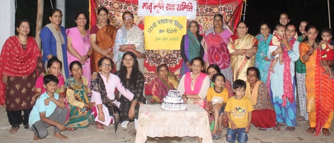 बागेश्वर जिले में कांडा के टिटोली गांव के स्थापना दिवस पर ग्रामीणों ने केक काटकर खुशी मनाई।  संवा