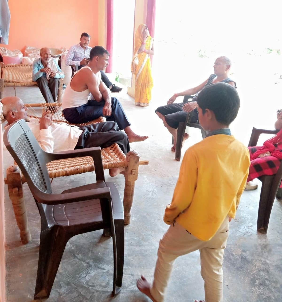 भीषण गर्मी व उमस के चलते घर के बाहर चारपाई पर बैठे ग्रामीण। संवाद भीषण गर्मी व उमस के चलते घर के बाहर चारपाई पर बैठे ग्रामीण। संवाद