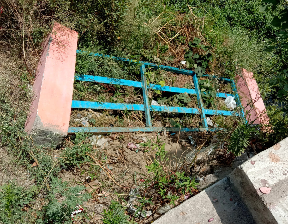 घाट पर बनाए गए पुल की टूटी पड़ी रेलिंग।