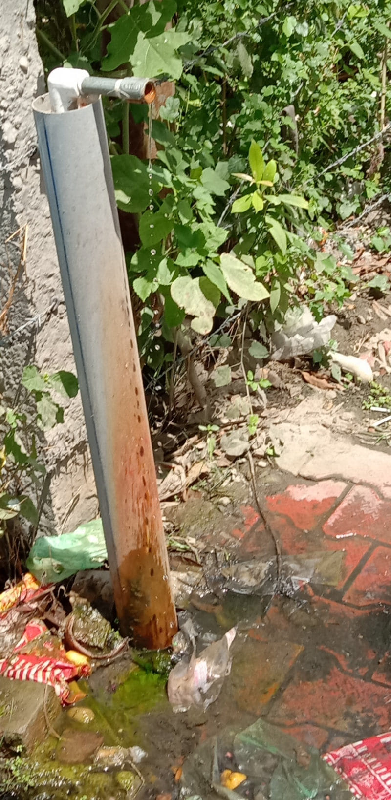 घाट पर पेयजल के लिए लगी टंकी की गायब टोंटी।