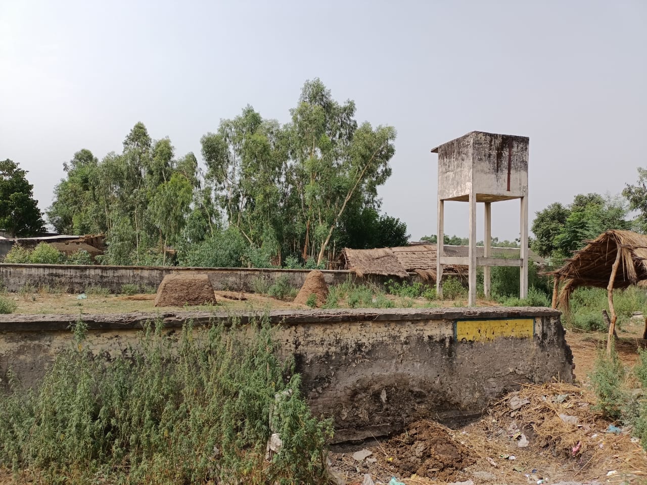 हबीबपुर तपोवन में जल निगम का पुराना जर्जर ओवरहैड टैंक
