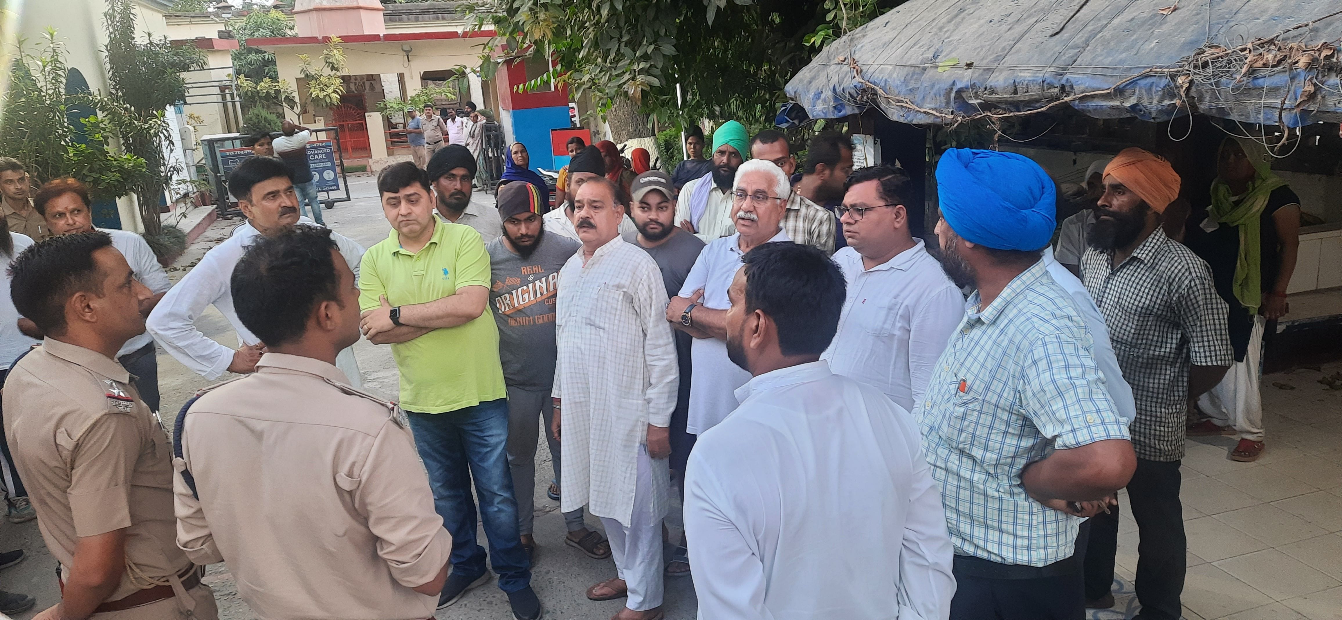 किच्छा कोतवाली में एकत्र भीड़।