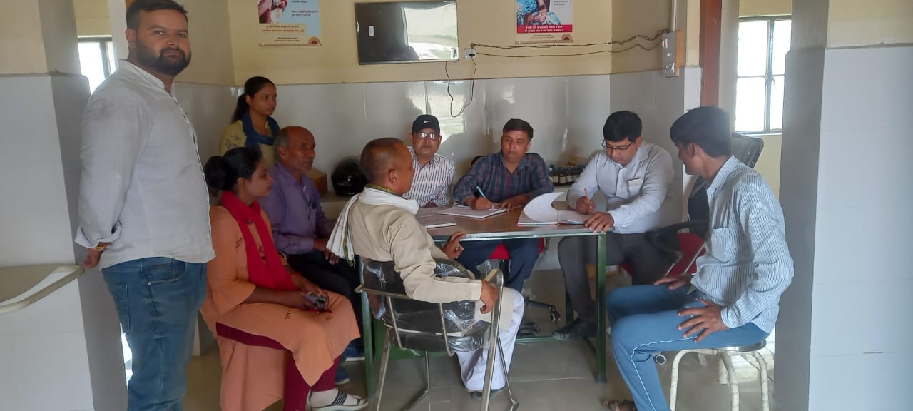 काझाखुर्द  में आरोग्य मेले में मरीज का इलाज करते चिकित्सक। संवाद