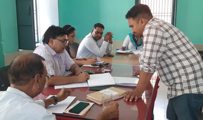 कैराना विकास खंड कार्यालय पर समाधान दिवस में फरियाद सुनते बीडीओ।