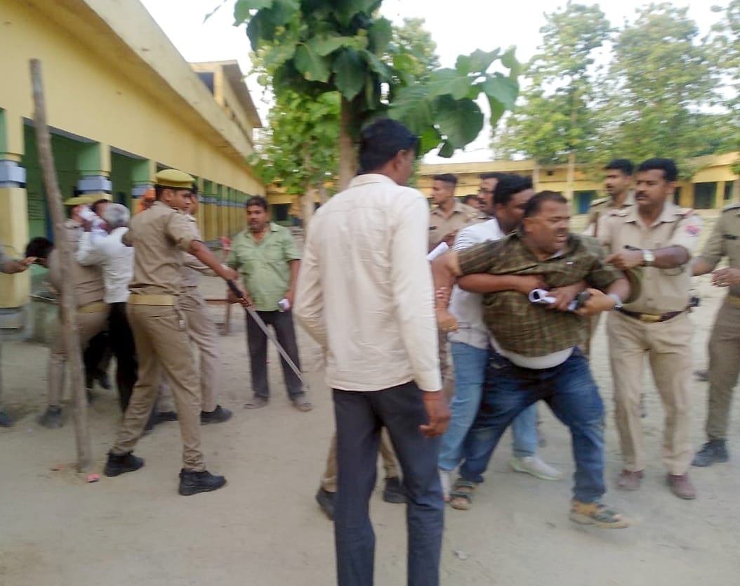 कासमपुर गढ़ी में कॉलेज प्रबंध समिति के चुनाव की मतगणना के बाद हंगामा कर रहे व्यक्ति को रोकती पुलि कासमपुर गढ़ी में कॉलेज प्रबंध समिति के चुनाव की मतगणना के बाद हंगामा कर रहे व्यक्ति को रोकती पुलि