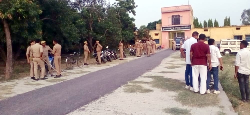 कासमपुर गढ़ी में कॉलेज प्रबंध समिति के चुनाव की मतगणना के दौरान तैनात पुलिस। कासमपुर गढ़ी में कॉलेज प्रबंध समिति के चुनाव की मतगणना के दौरान तैनात पुलिस।