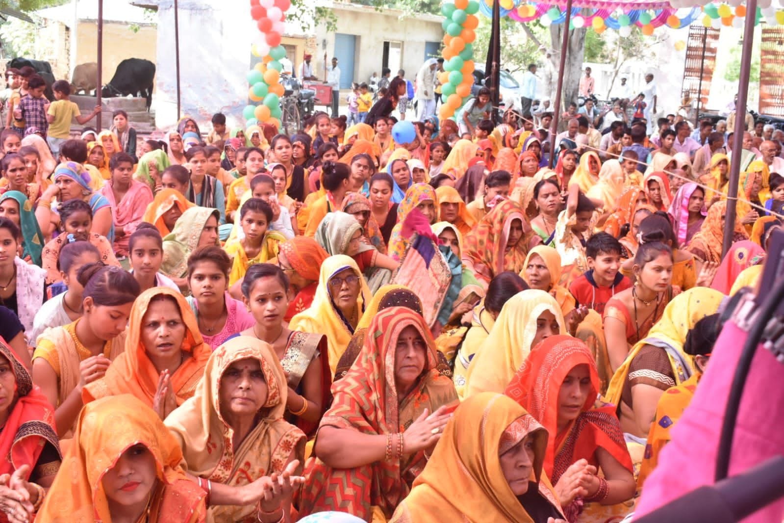 कथा मंडप में उपस्थित श्रद्धालु। संवाद कथा मंडप में उपस्थित श्रद्धालु। संवाद