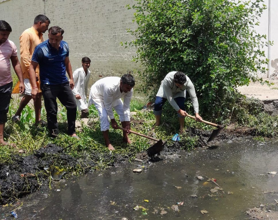 कांधला क्षेत्र के गांव गढ़ीश्याम में ग्रामीणों साथ मिलकर नाले की सफाई करते पूर्व जिला पंचायत अध? कांधला क्षेत्र के गांव गढ़ीश्याम में ग्रामीणों साथ मिलकर नाले की सफाई करते पूर्व जिला पंचायत अध?