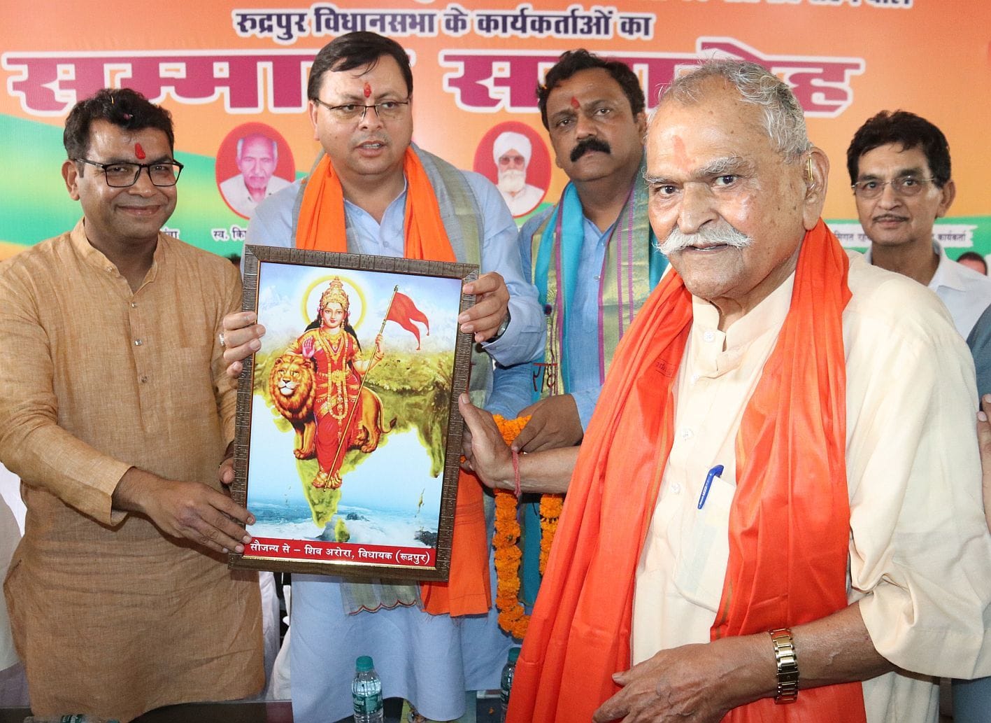 लोकतंत्र सेनानी को सम्मानित करते मुख्यमंत्री पुष्कर धामी। लोकतंत्र सेनानी को सम्मानित करते मुख्यमंत्री पुष्कर धामी।