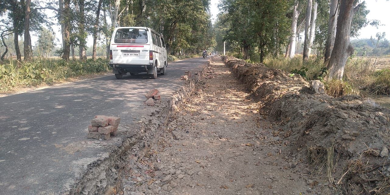 मुंशीगंज-रसूलाबाद मार्ग पर खुदी पड़ी आधी सड़क। संवाद