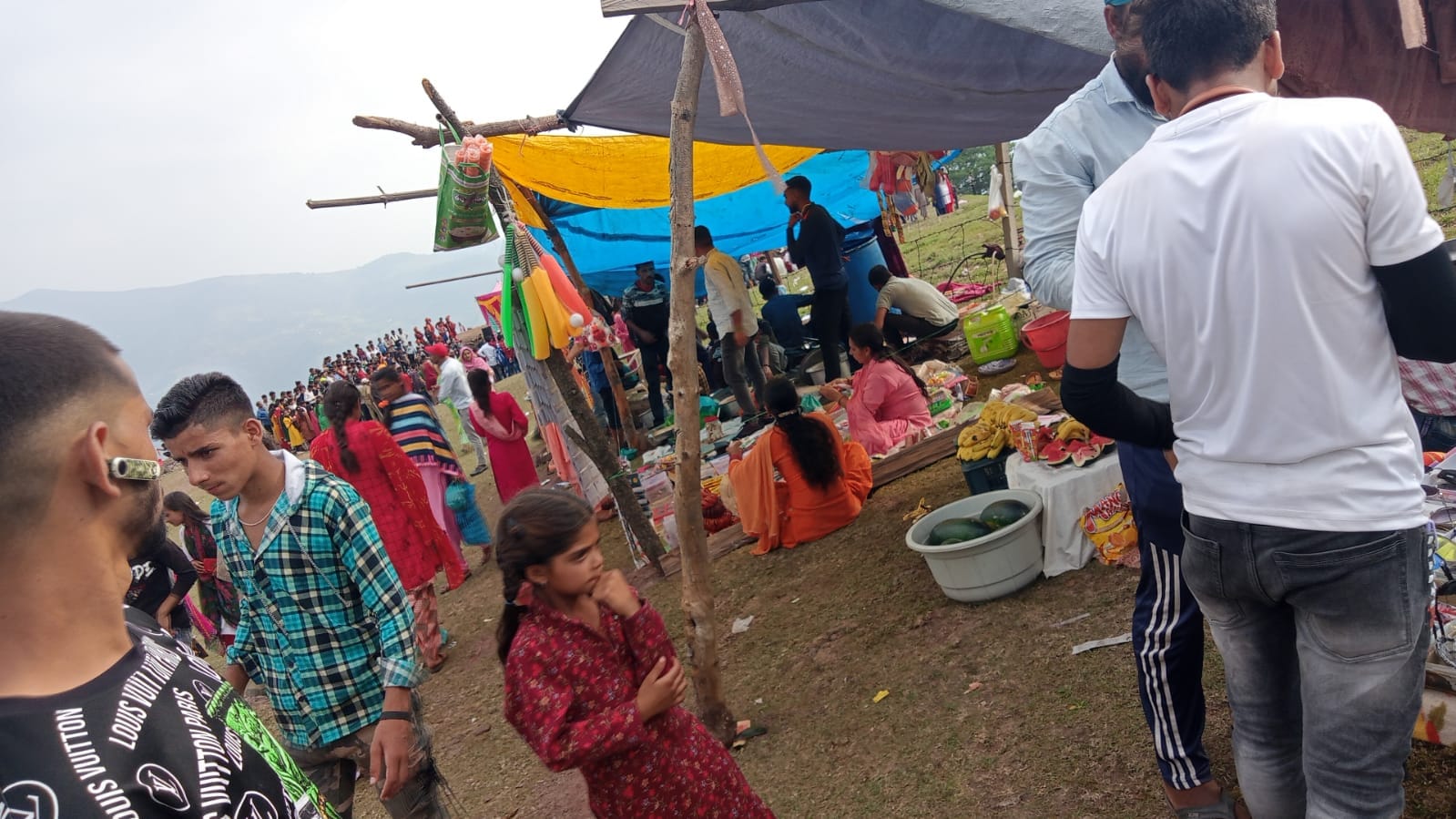 पंचैरी में आयोजित मेले में हिस्सा लेते लोग