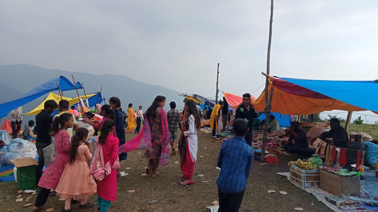 पंचैरी में आयोजित मेले में हिस्सा लेते लोग