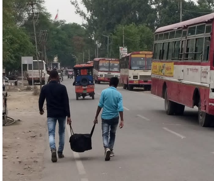 रोडवेज परिसर में निर्माण कार्य होने के कारण बाहर सड़क पर खड़ी रोडवेज की बसें। संवाद