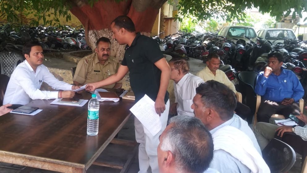 शामली कोतवाली में समाधान दिवस में शिकायत करते सभासद अनिल कुमार उपाध्याय।
