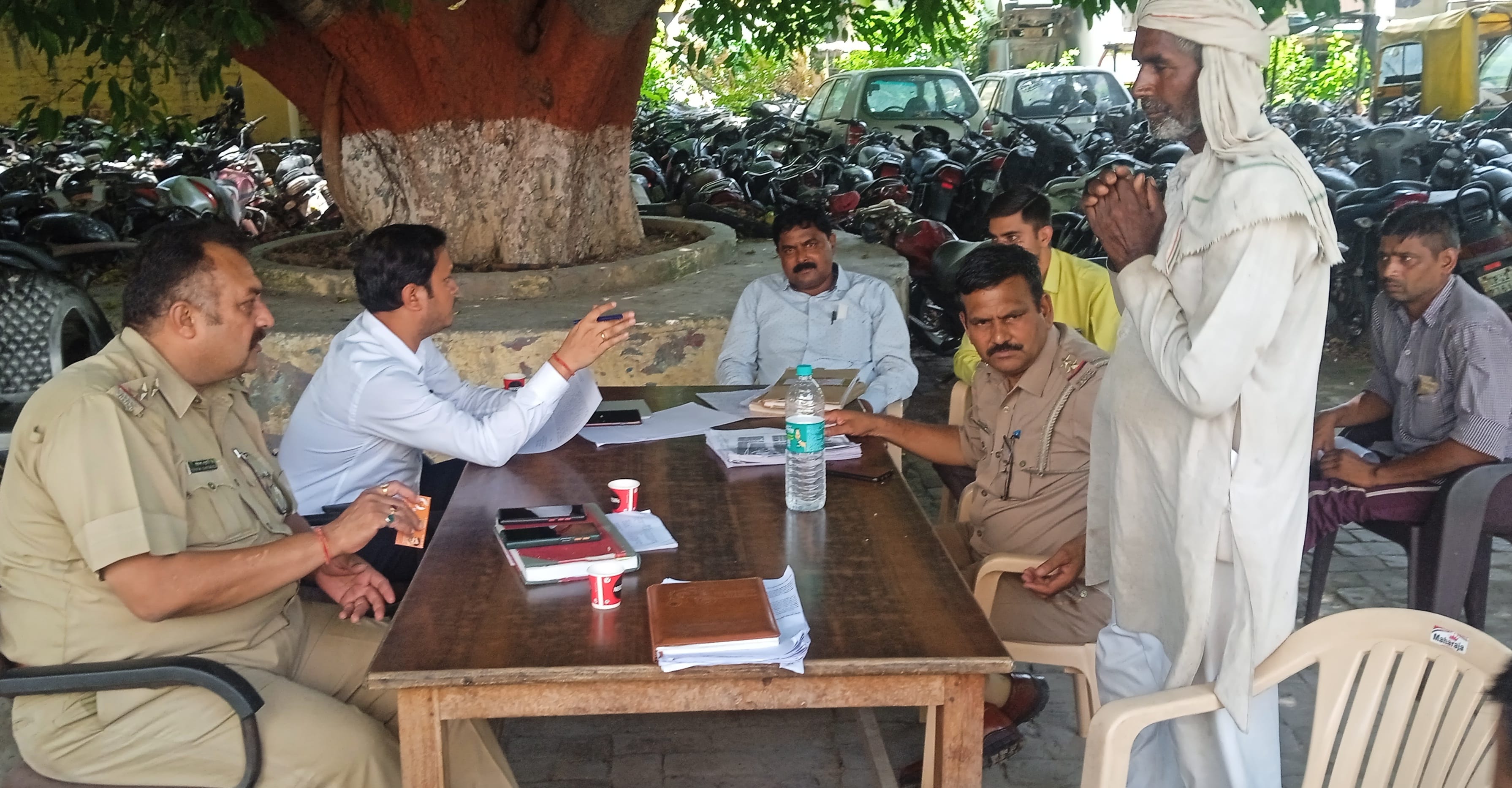शामली कोतवाली में समाधान दिवस में शिकायत सुनते नायब तहसीलदार व कोतवाली प्रभारी।