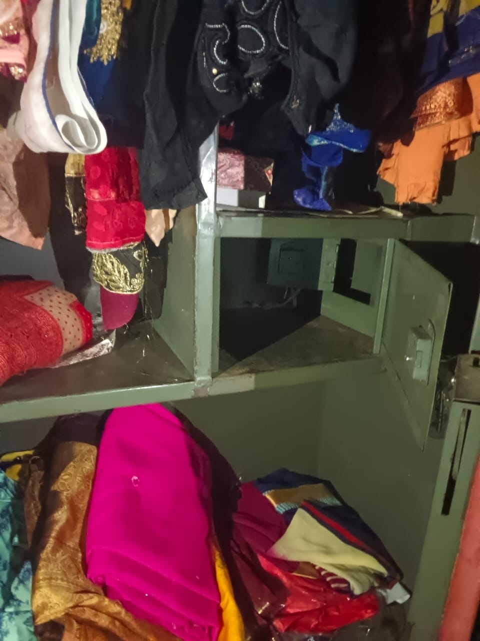 टूटी पड़ी अलमारी व बिखरा सामान। संवाद टूटी पड़ी अलमारी व बिखरा सामान। संवाद