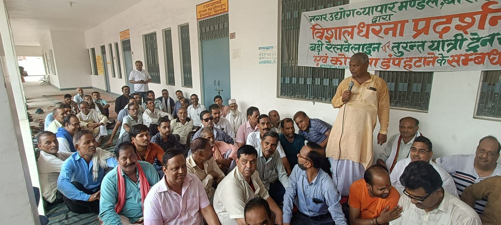 धरने को संबोधित करते पूर्व मंत्री रामसरन वर्मा। संवाद