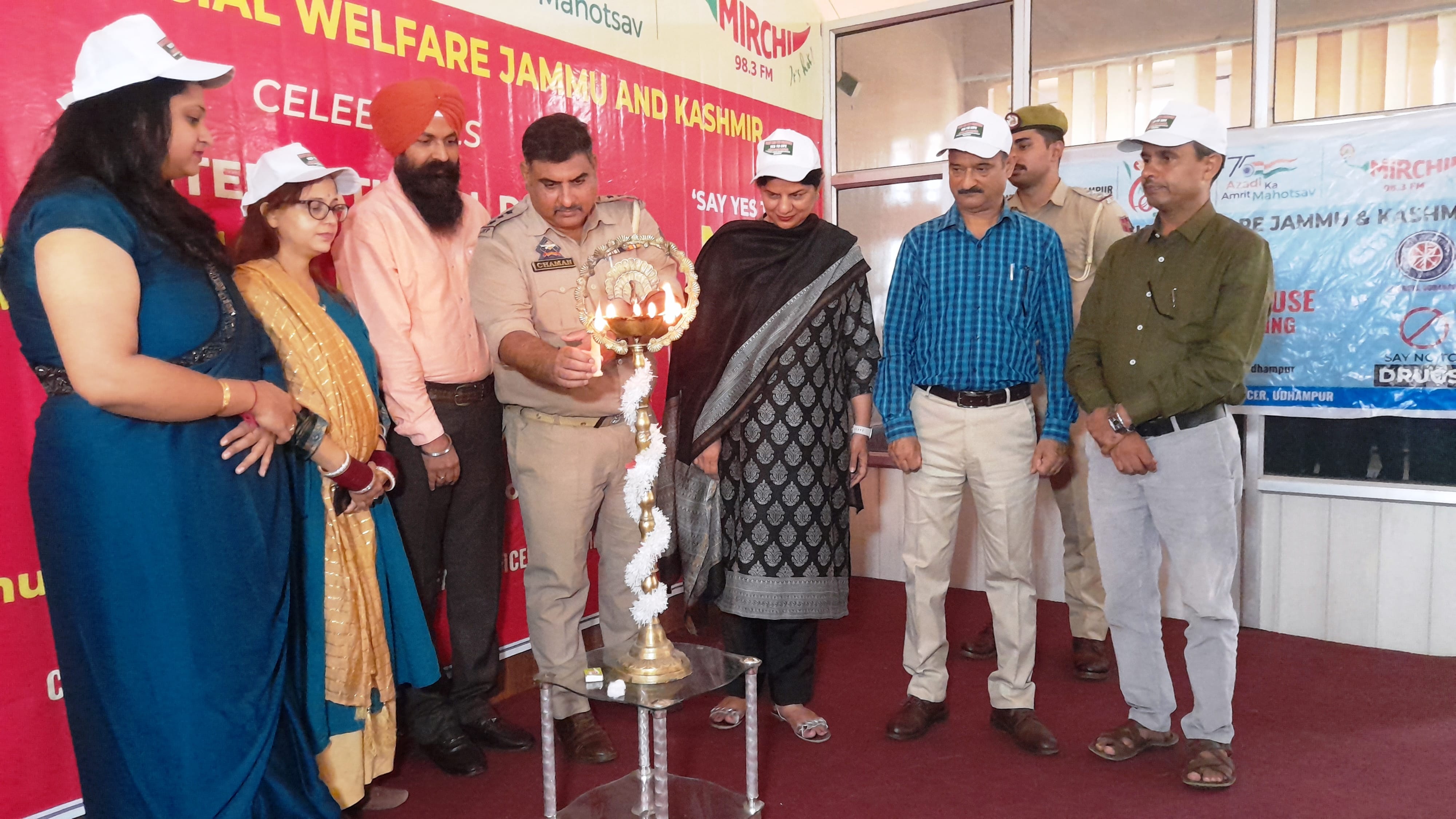 उधमपुर: नशे के विरुद्ध शपथ लेते हुए तथा दीप जलाकर कार्यक्रम की शुरुआत करते हुए. उधमपुर: नशे के विरुद्ध शपथ लेते हुए तथा दीप जलाकर कार्यक्रम की शुरुआत करते हुए.