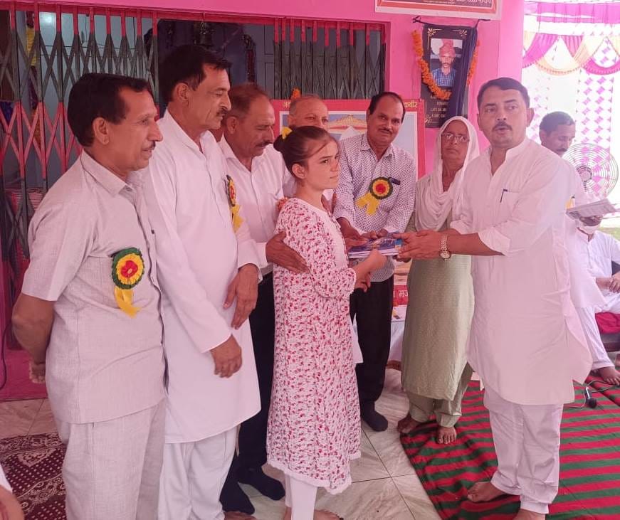 उधमपुर: पूर्व विधायक आरस पठानिया बच्चों को सम्मानित करते हुए. उधमपुर: पूर्व विधायक आरस पठानिया बच्चों को सम्मानित करते हुए.