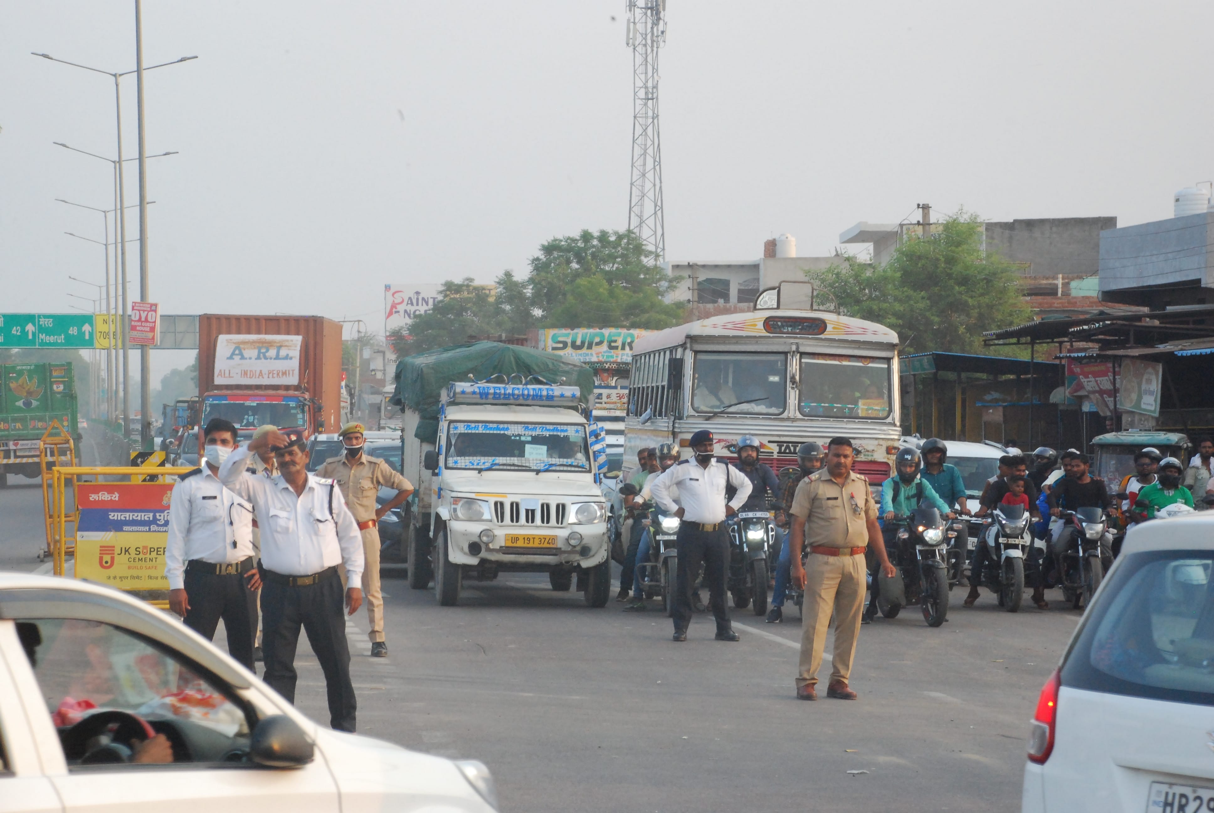 बागपत के गौरीपुर मोड़ पर वाहनों को निकलवाते पुलिसकर्मी। बागपत के गौरीपुर मोड़ पर वाहनों को निकलवाते पुलिसकर्मी।