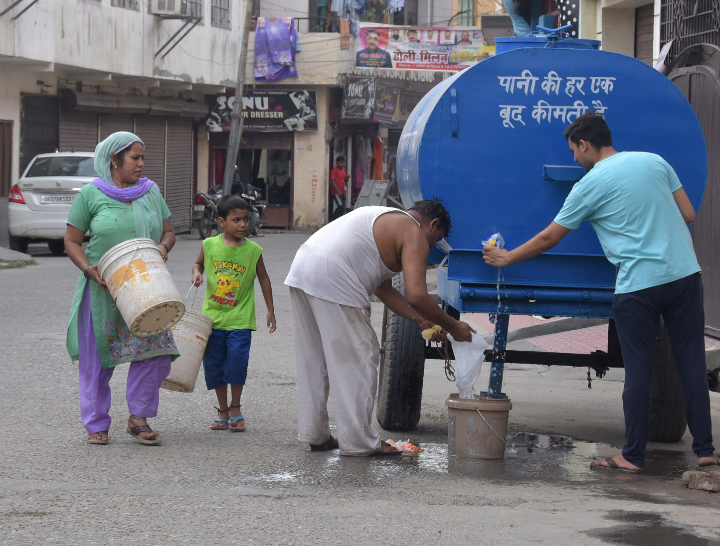 भाजपा नगर विधायक राजीव गुंबर का क्षेत्र गोविन्द नगर में रात से पानी ना होने पर टैंकर से पानी लेते ? भाजपा नगर विधायक राजीव गुंबर का क्षेत्र गोविन्द नगर में रात से पानी ना होने पर टैंकर से पानी लेते ?