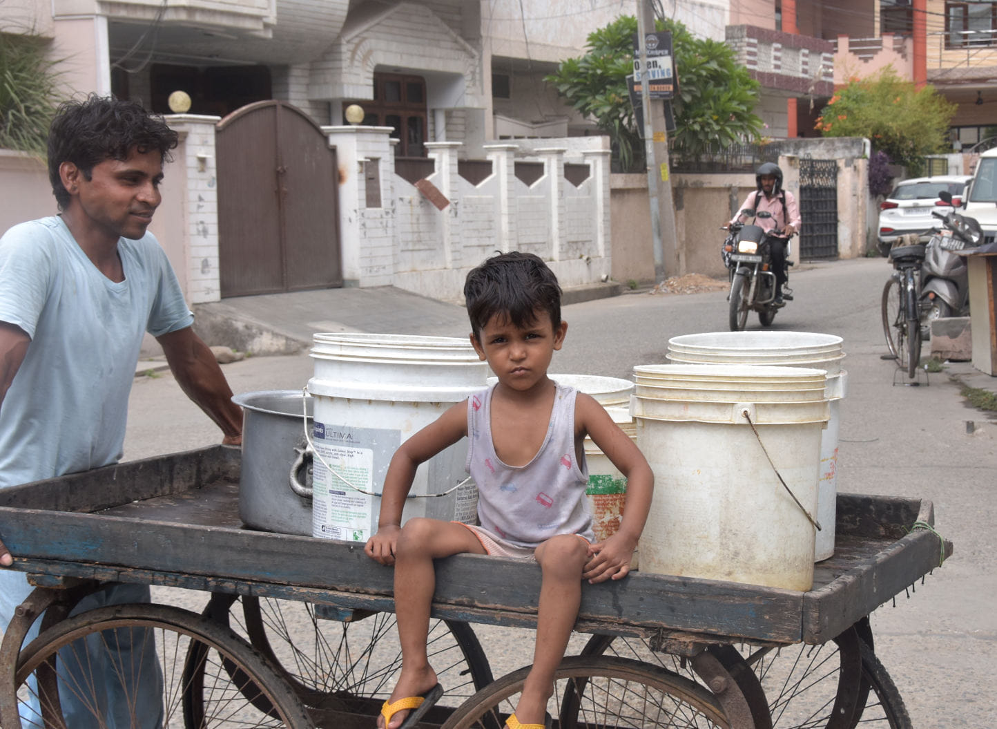 भाजपा नगर विधायक राजीव गुंबर का क्षेत्र गोविन्द नगर में रात से पानी ना होने से दुसरी कॉलोनी से पा? भाजपा नगर विधायक राजीव गुंबर का क्षेत्र गोविन्द नगर में रात से पानी ना होने से दुसरी कॉलोनी से पा?