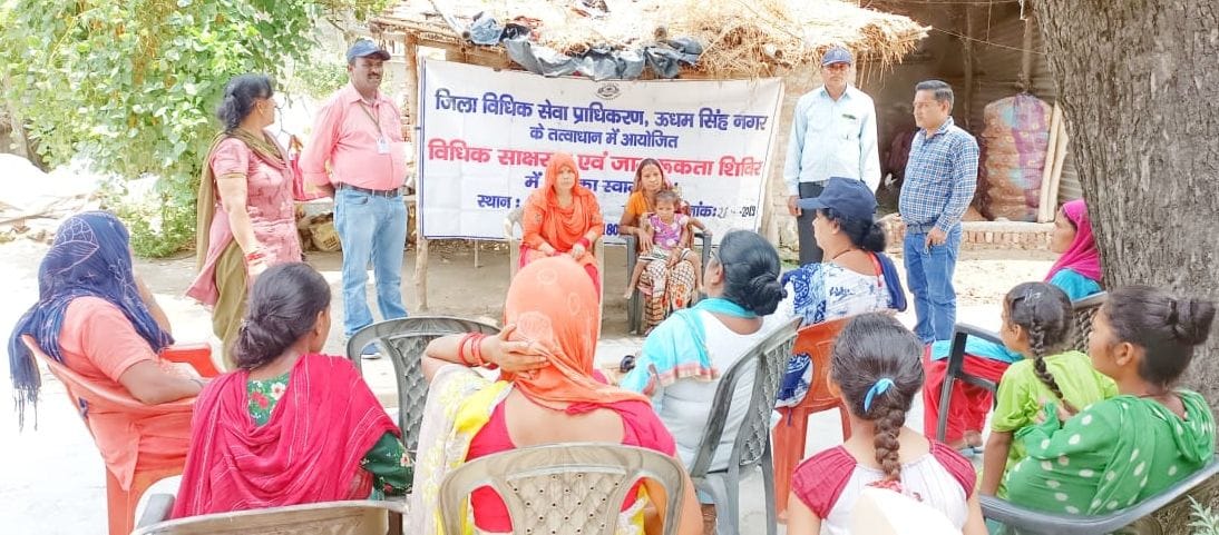 बाजपुर के गांव शिवपुरी में ग्रामीणों को नशे के दुरुपयोग की जानकारी देते पराविधिक कार्यकर्ता। सं बाजपुर के गांव शिवपुरी में ग्रामीणों को नशे के दुरुपयोग की जानकारी देते पराविधिक कार्यकर्ता। सं