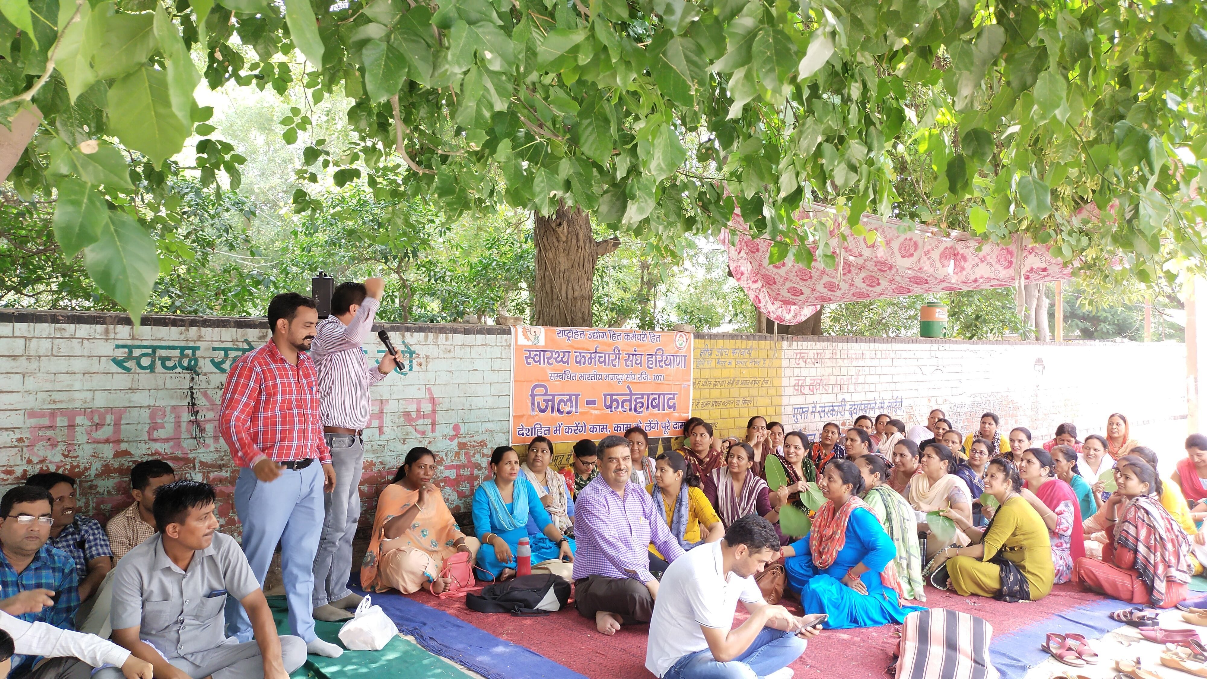 फतेहाबाद में हड़ताल के चलते अस्पताल के बाहर धरना देते हुए कर्मचारी। फतेहाबाद में हड़ताल के चलते अस्पताल के बाहर धरना देते हुए कर्मचारी।