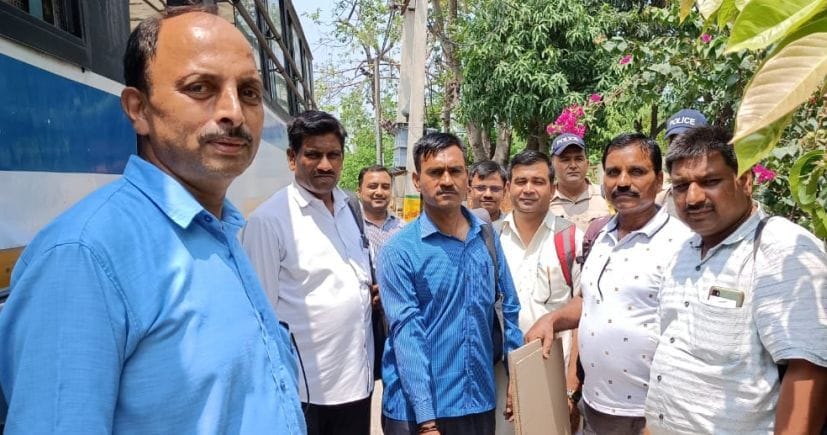 गदरपुर में विकास खंड कार्यालय से पोलिंग पार्टी को रवाना करते बीडीओ। गदरपुर में विकास खंड कार्यालय से पोलिंग पार्टी को रवाना करते बीडीओ।