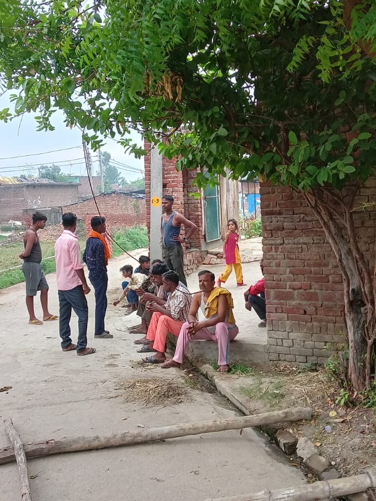 गांव नावकूड़ में पेड़ के पास झूलता विद्युत तार। संवाद गांव नावकूड़ में पेड़ के पास झूलता विद्युत तार। संवाद