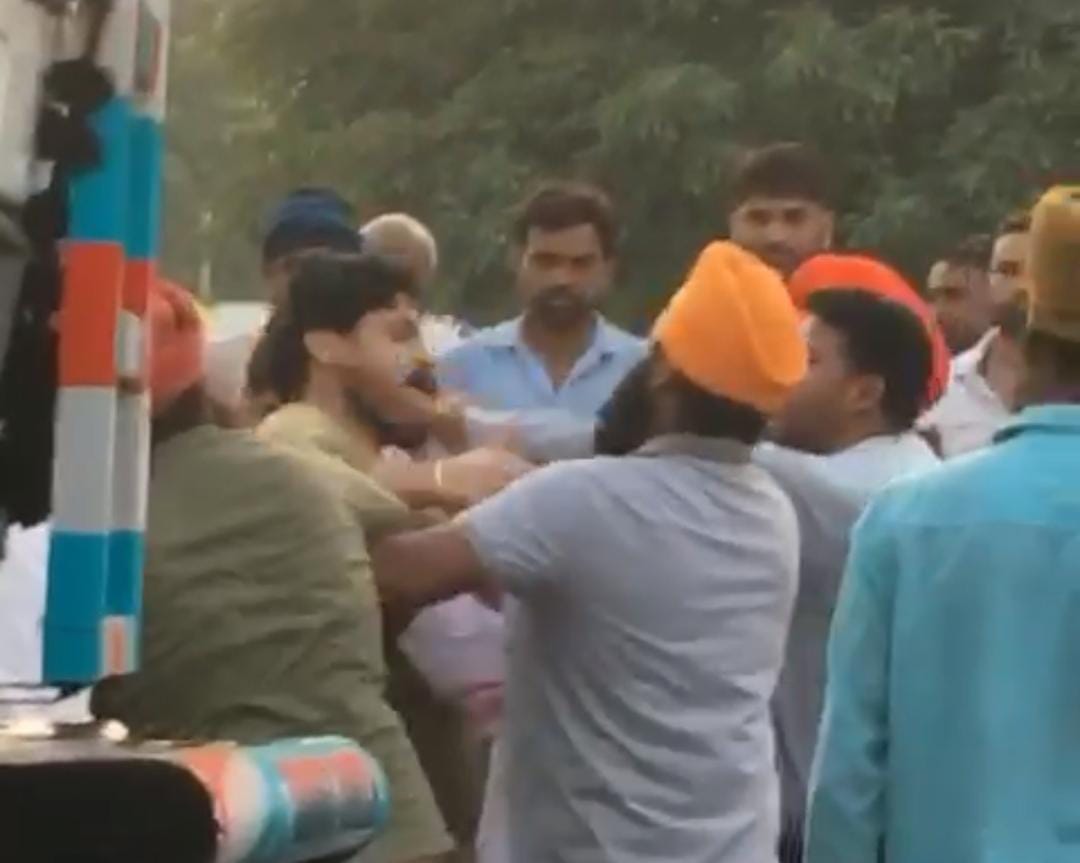 सोशल मीडिया पर वायरल हुए वीडियो से लिया गया है मारपीट का यह फोटो। सोशल मीडिया पर वायरल हुए वीडियो से लिया गया है मारपीट का यह फोटो।