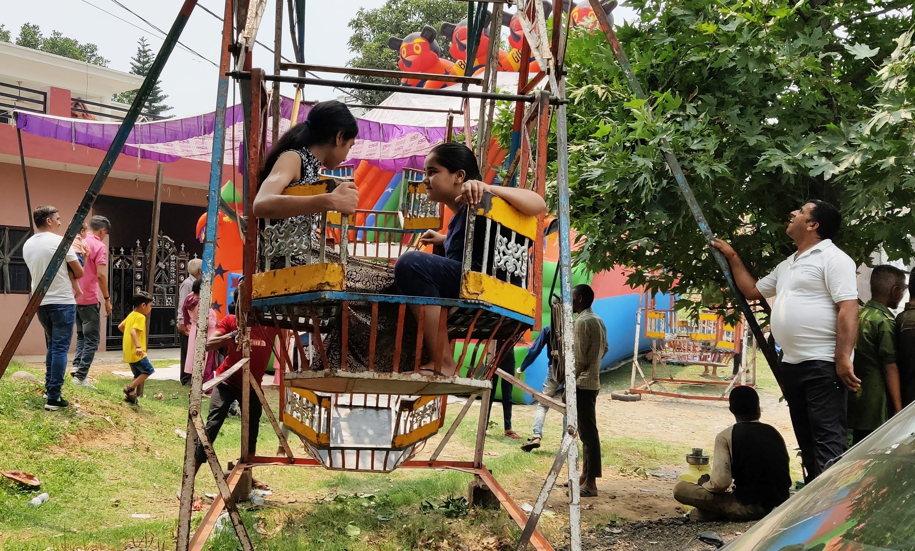 धमपुर: मेले में सामान खरीदते हुए लोग तथा मेले में झूलों का आनंद लेते हुए बच्चे धमपुर: मेले में सामान खरीदते हुए लोग तथा मेले में झूलों का आनंद लेते हुए बच्चे