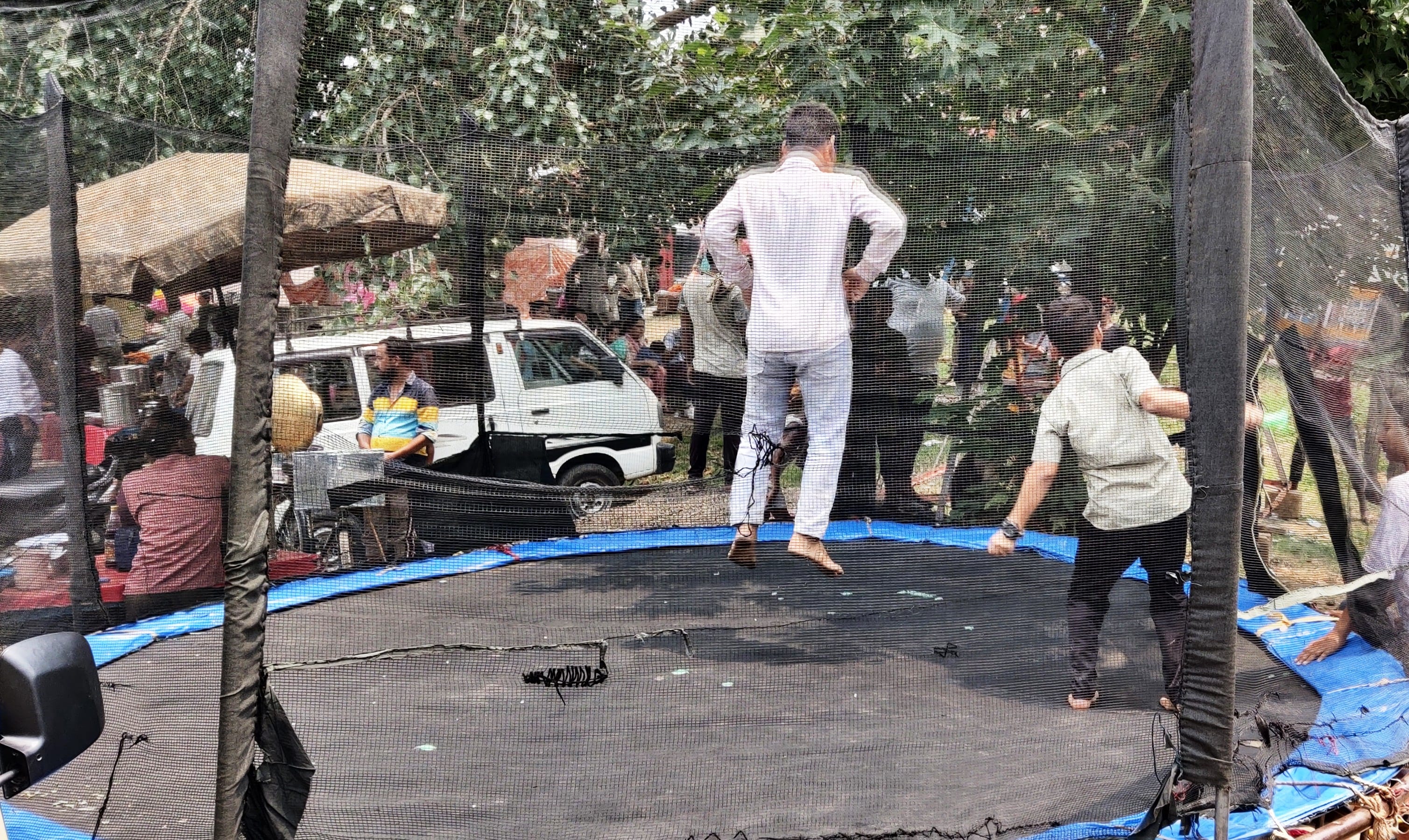 धमपुर: मेले में सामान खरीदते हुए लोग तथा मेले में झूलों का आनंद लेते हुए बच्चे धमपुर: मेले में सामान खरीदते हुए लोग तथा मेले में झूलों का आनंद लेते हुए बच्चे