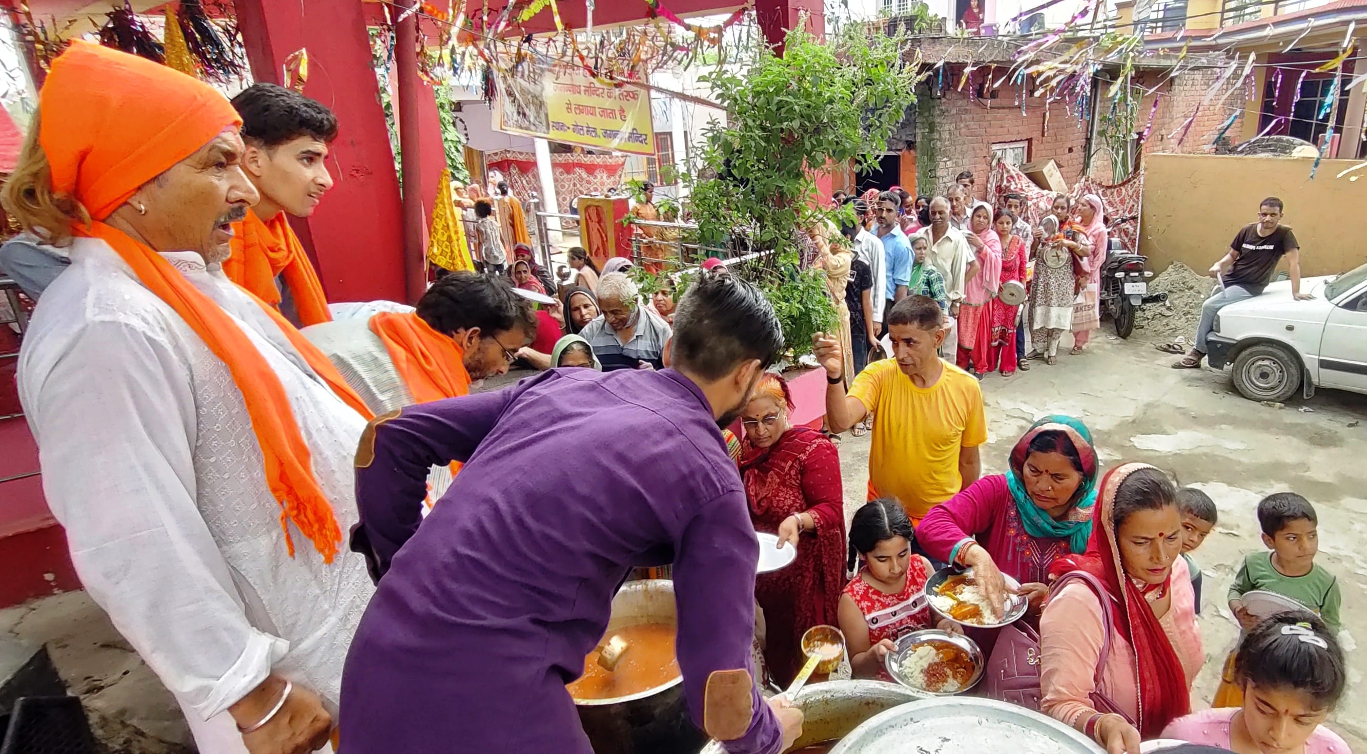 उधमपुर: जगन्नाथ जी मंदिर के अंदर भंडारे में प्रसाद लेते हुए श्रद्धालु. उधमपुर: जगन्नाथ जी मंदिर के अंदर भंडारे में प्रसाद लेते हुए श्रद्धालु.