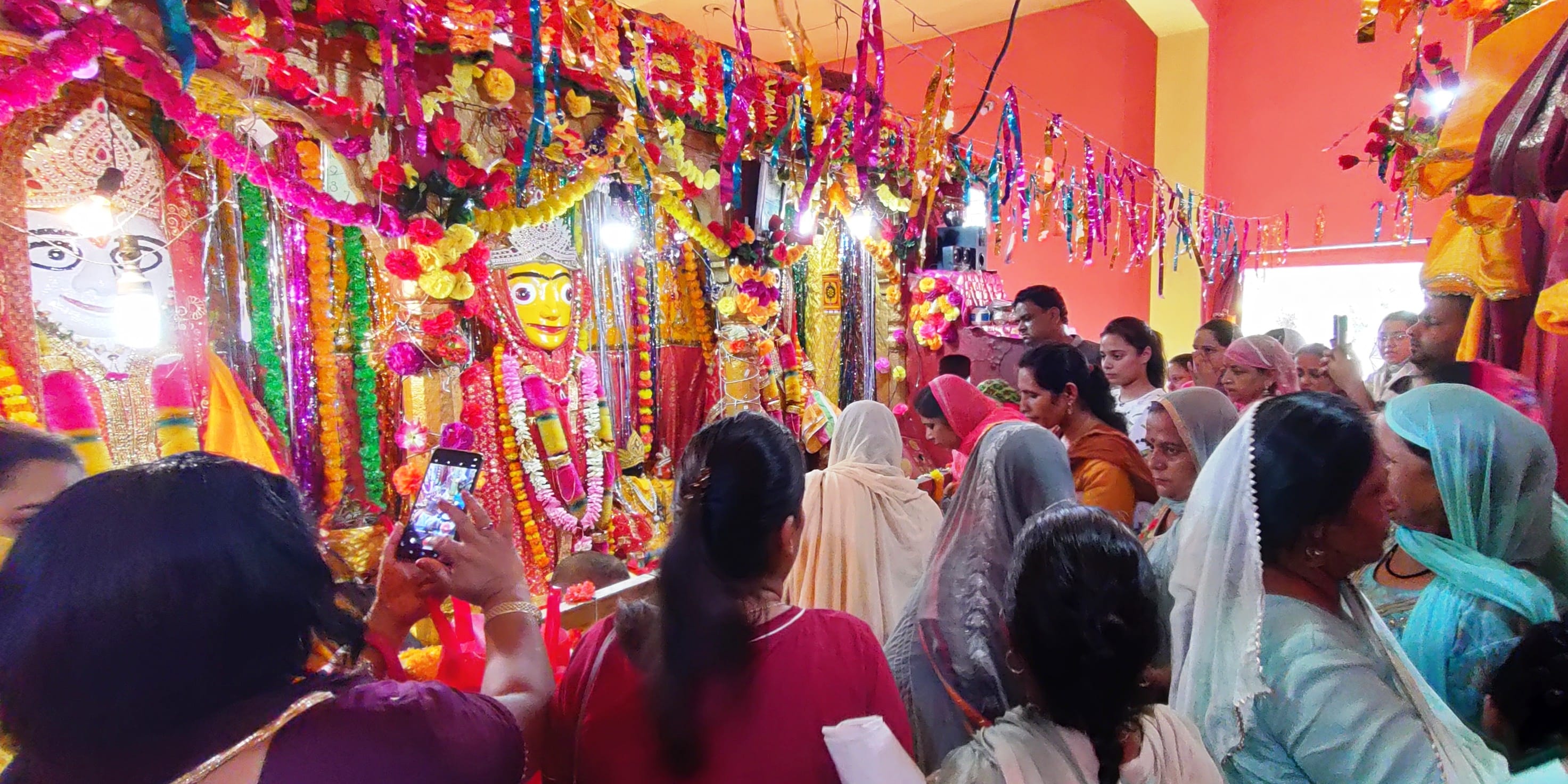 उधमपुर: जगरनाथ जी मंदिर के अंदर माथा टेकते हुए श्रद्धालु तथा मंदिर के बाहर बैठे श्रद्धालु. उधमपुर: जगरनाथ जी मंदिर के अंदर माथा टेकते हुए श्रद्धालु तथा मंदिर के बाहर बैठे श्रद्धालु.