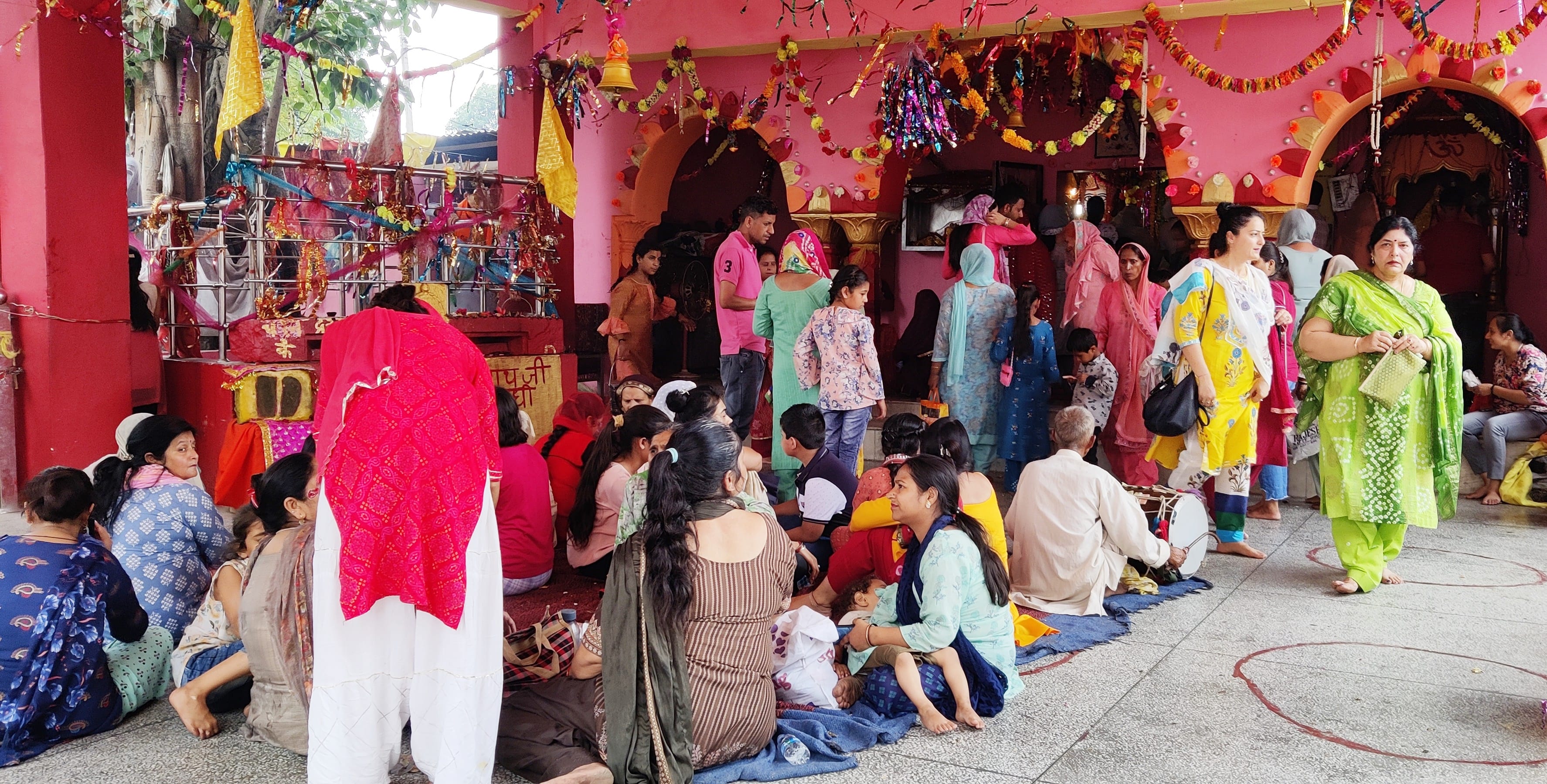 उधमपुर: जगरनाथ जी मंदिर के अंदर माथा टेकते हुए श्रद्धालु तथा मंदिर के बाहर बैठे श्रद्धालु. उधमपुर: जगरनाथ जी मंदिर के अंदर माथा टेकते हुए श्रद्धालु तथा मंदिर के बाहर बैठे श्रद्धालु.