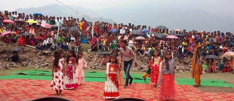 उधमपुर: पंचारी मेले में कबड्डी का मैच खेलते खिलाड़ी तथा करते हुए नन्हे बच्चे. उधमपुर: पंचारी मेले में कबड्डी का मैच खेलते खिलाड़ी तथा करते हुए नन्हे बच्चे.