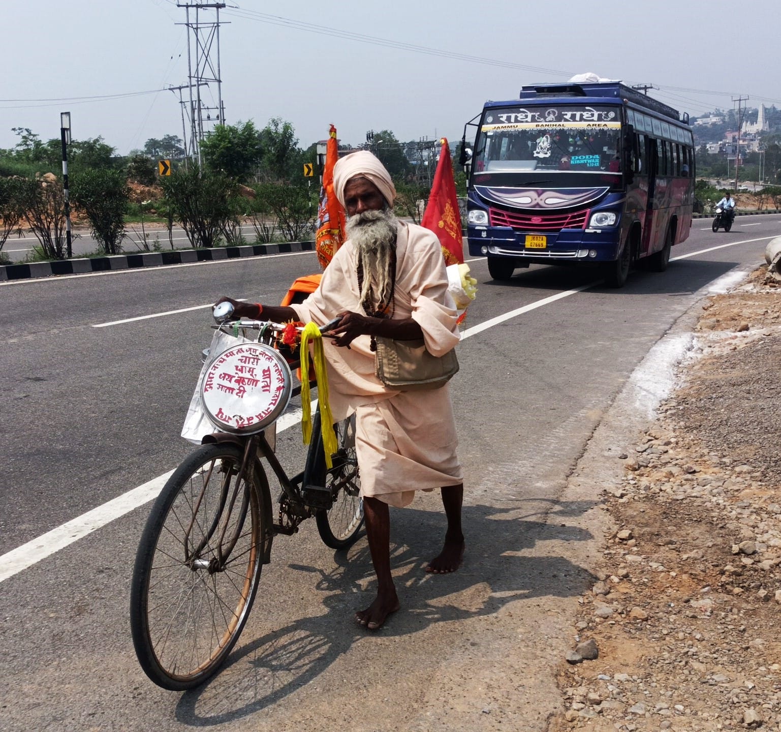 उधमपुर: साइकिल लेकर बाबा बर्फानी के दर्शन को जाते हुए साधु संत. उधमपुर: साइकिल लेकर बाबा बर्फानी के दर्शन को जाते हुए साधु संत.
