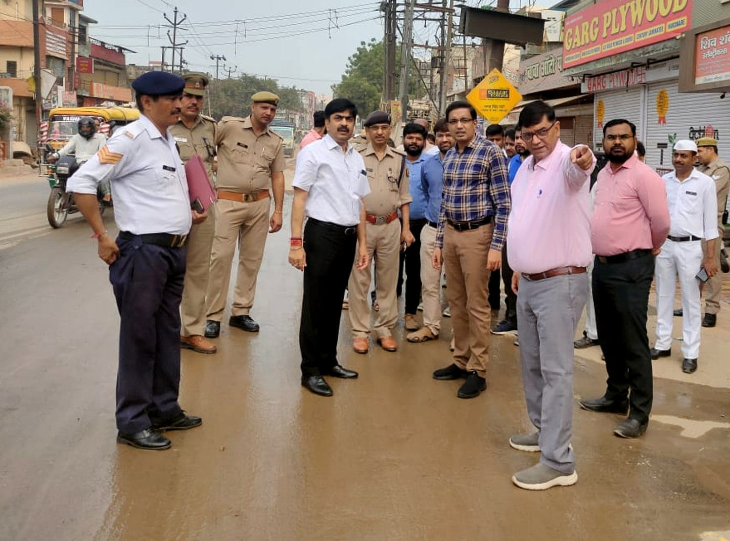 अंबाला रोड पर कांवड़ मार्ग का निरीक्षण करते कमिश्नर डीएम नगर आयुक्त अंबाला रोड पर कांवड़ मार्ग का निरीक्षण करते कमिश्नर डीएम नगर आयुक्त