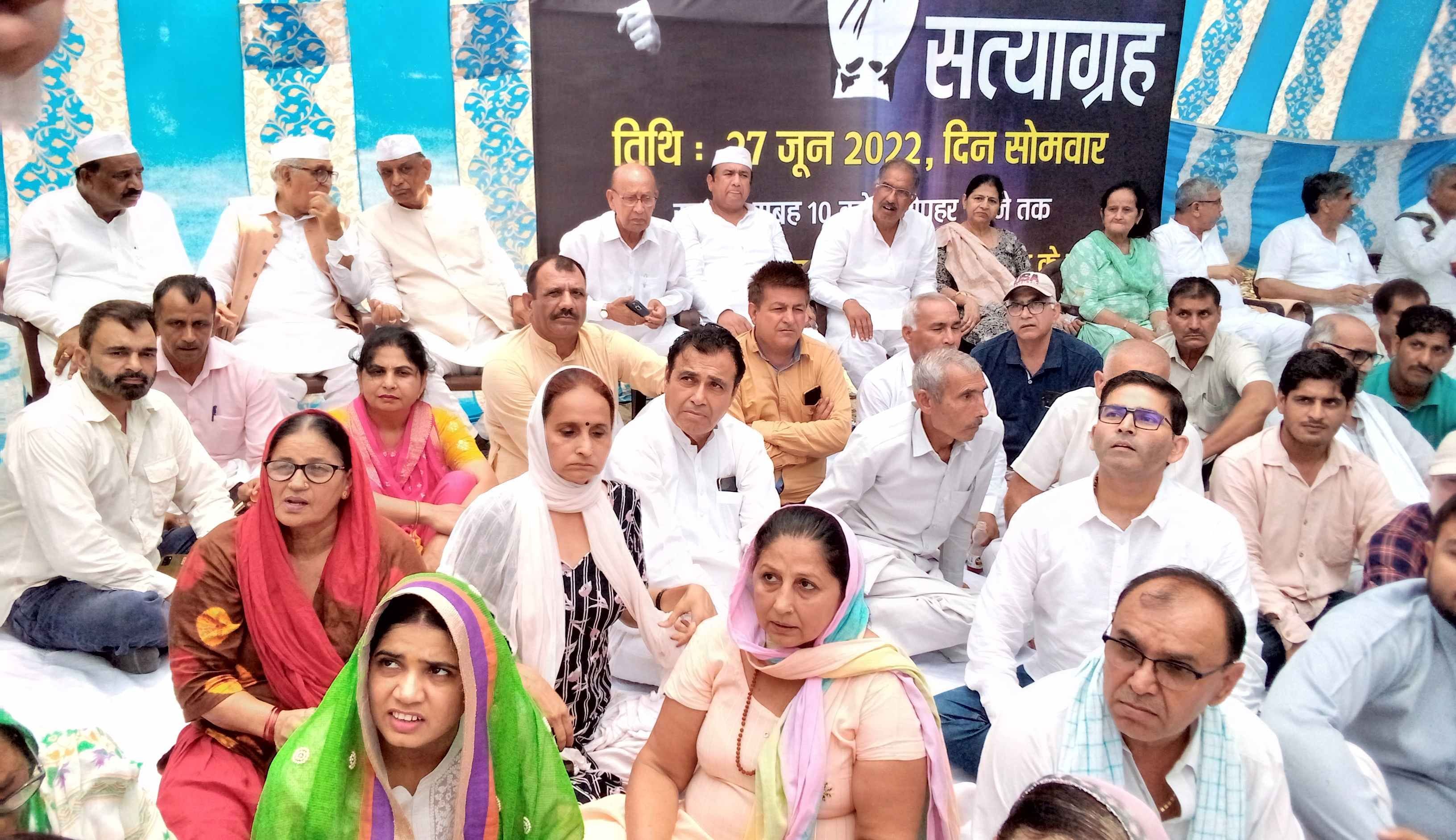 अग्निपथ योजना के विरोध में लघु सचिवालय के सामने सत्याग्रह में शामिल कांग्रेस नेता और कार्यकर्त? अग्निपथ योजना के विरोध में लघु सचिवालय के सामने सत्याग्रह में शामिल कांग्रेस नेता और कार्यकर्त?